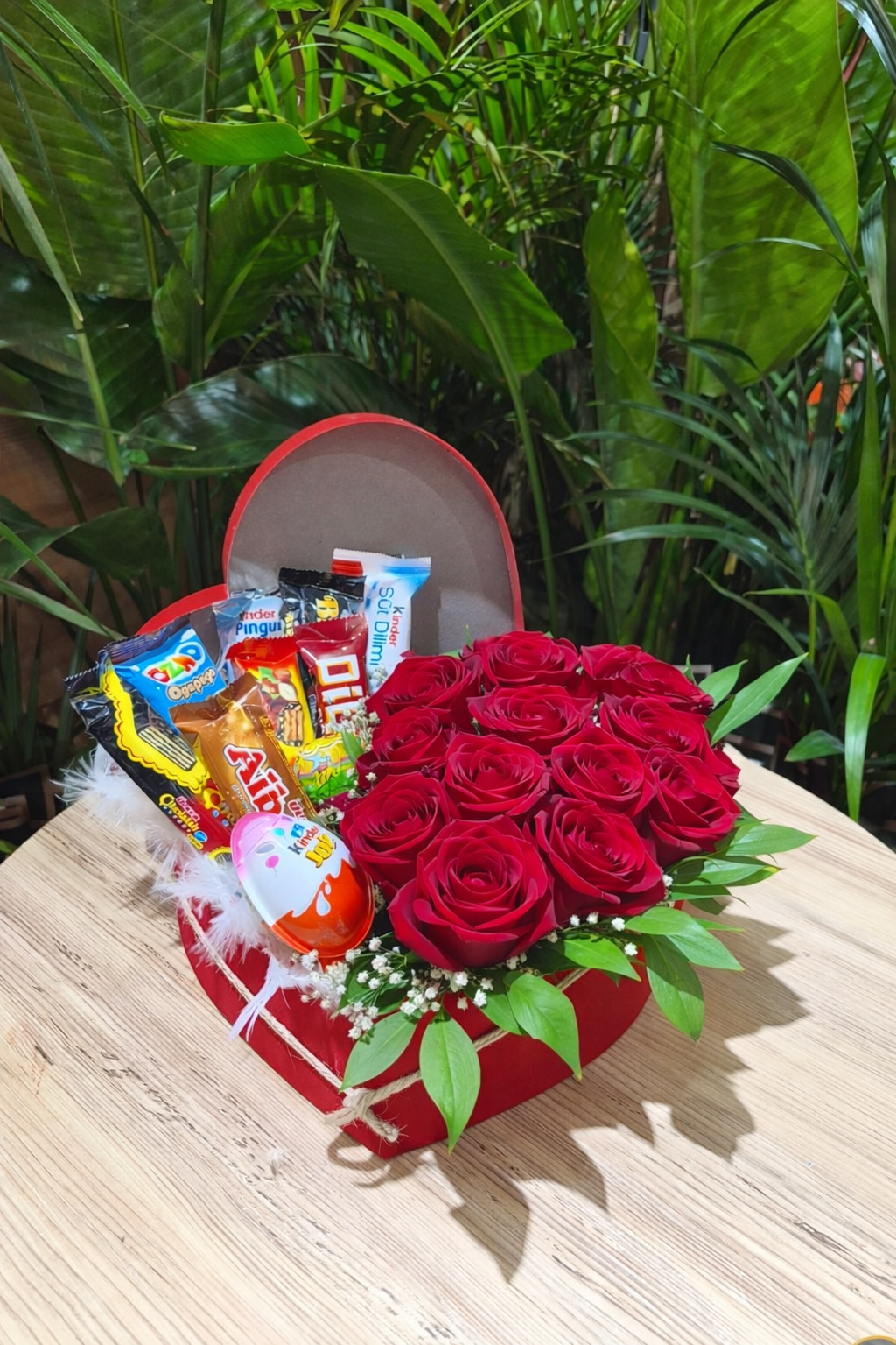 KUTUDA GÜLLER VE ÇİKOLATALAR