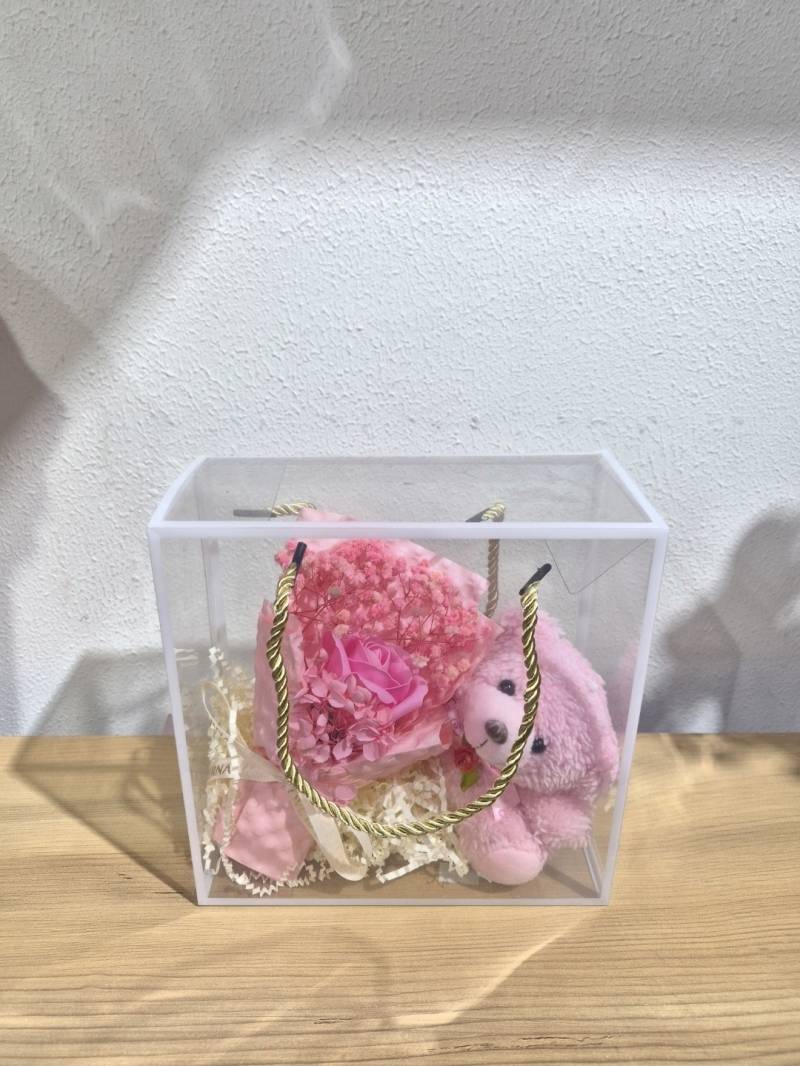 KUTUDA SEVİMLİ AYI VE ŞOKLANMIŞ BUKET