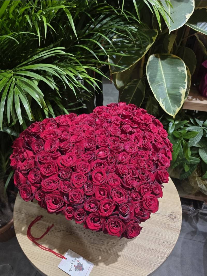 100 AD. XXL KIRMIZI GÜL KALP KUTUDA