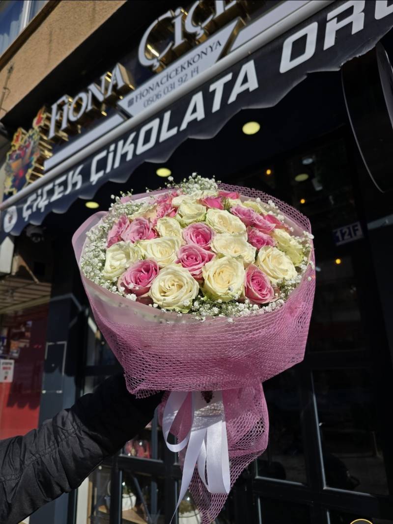 30 AD. PEMBE VE BEYAZ KALİTELİ GÜL BUKETİ