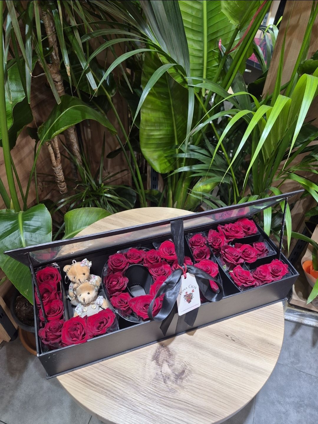 XXL KIRMIZI GÜLLERDEN LOVE KUTUSU