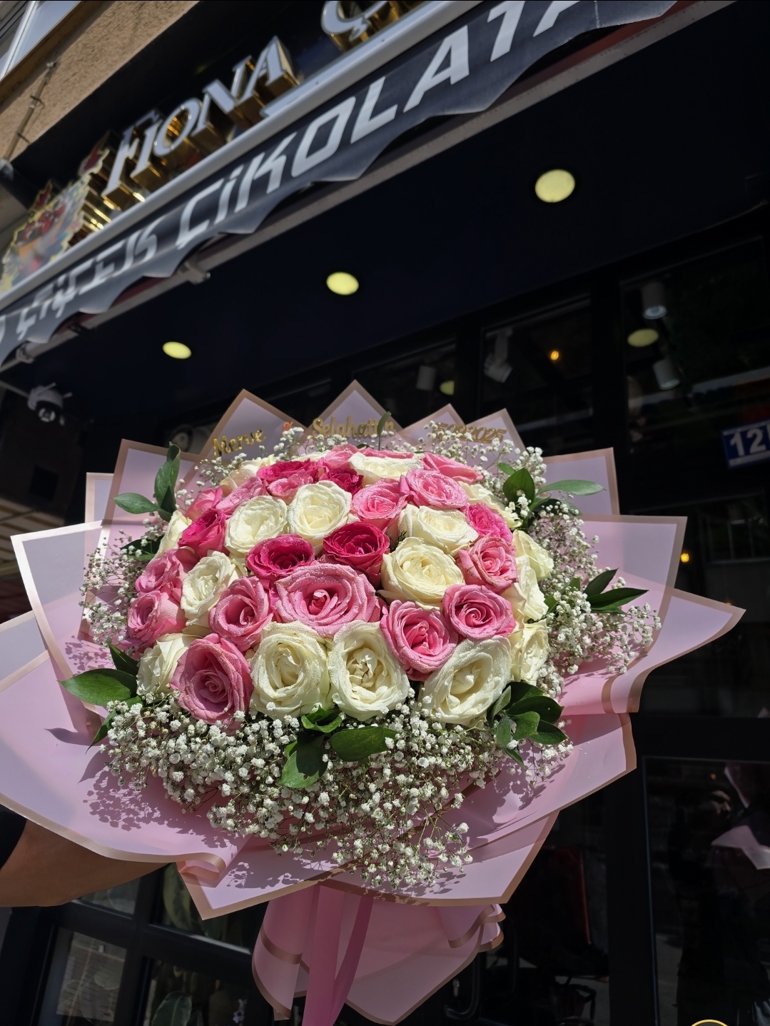 41 AD. PEMBE VE BEYAZ GÜL BUKETİ