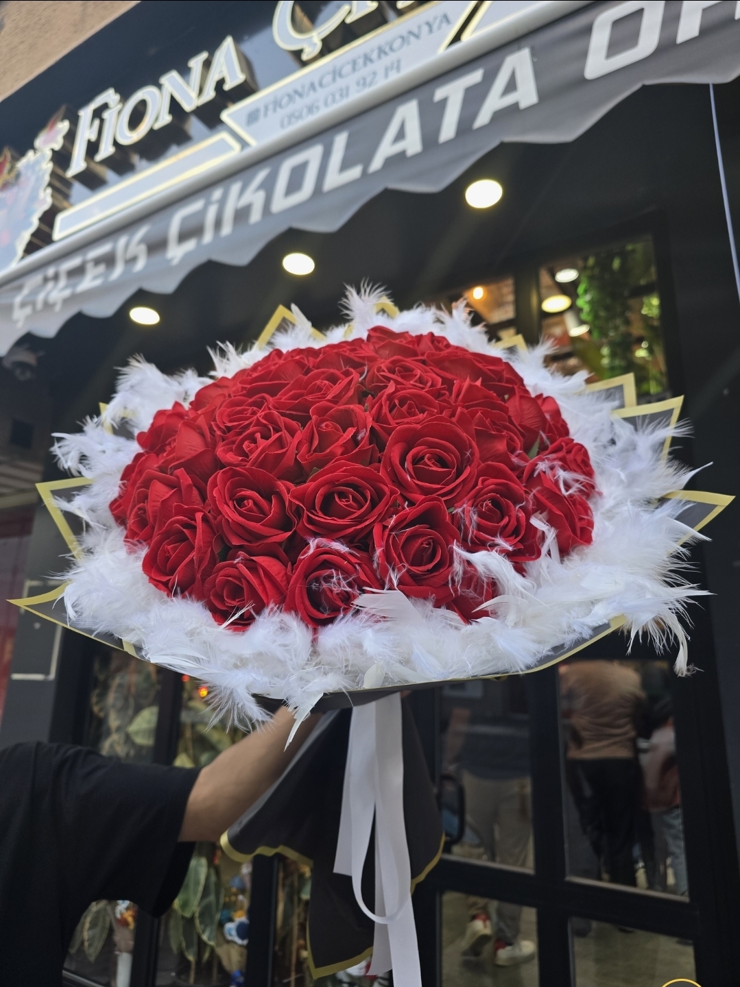 41 AD. YAPAY KIRMIZI GÜL BUKETİ