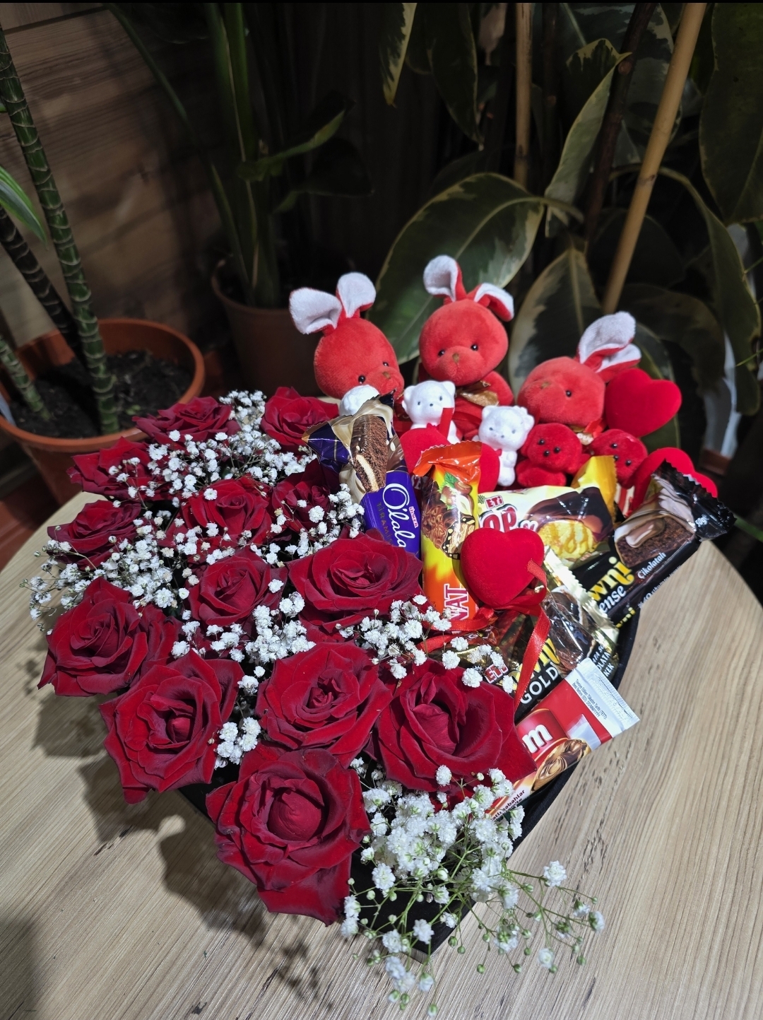 KALPLİ KUTUDA CANLI GÜLLER VE ÇİKOLATALAR