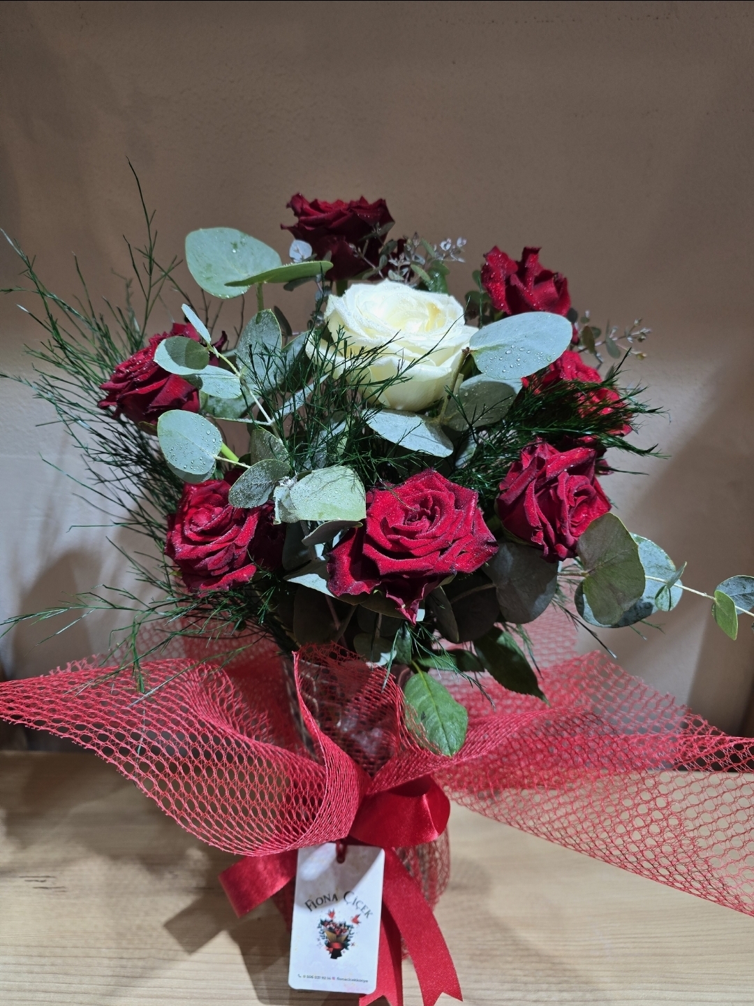 7 KIRMIZI GÜL 1 BEYAZ GÜL VAZODA GÜL