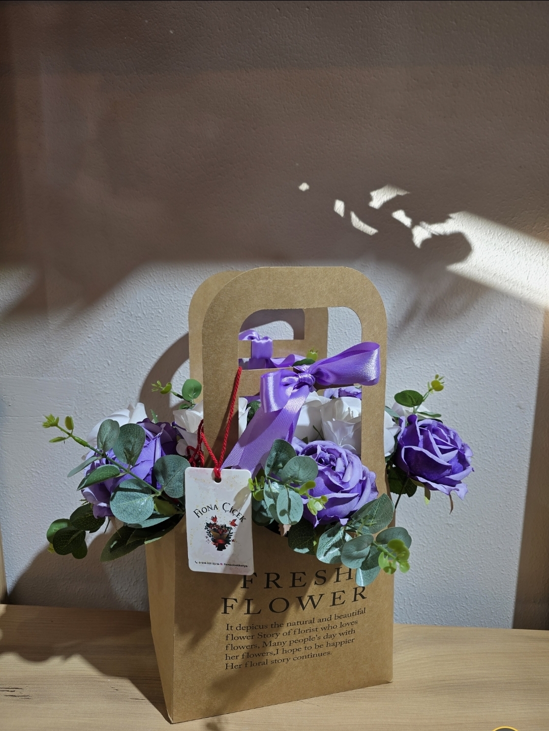 MOR VE BEYAZ YAPAY ÇİÇEKLİ ÇANTA