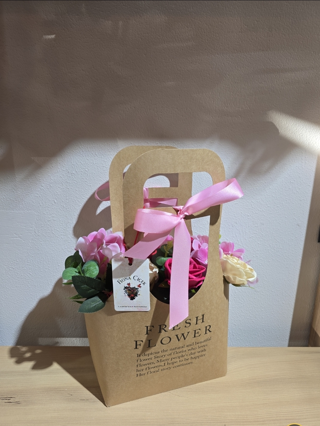 KARIŞIK RENKLİ YAPAY ÇİÇEKLİ ÇANTA