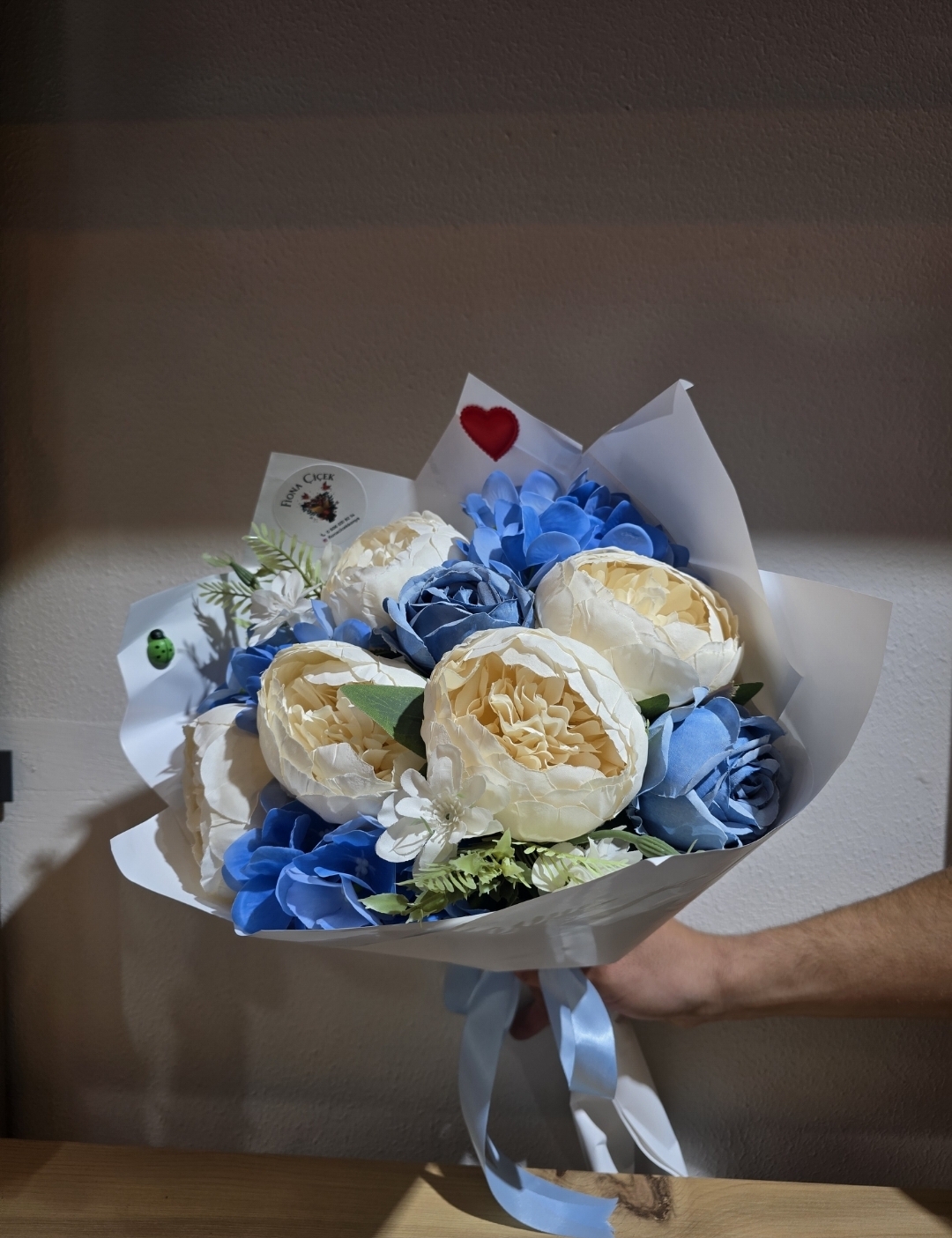 MAVİ KREM YAPAY BUKET