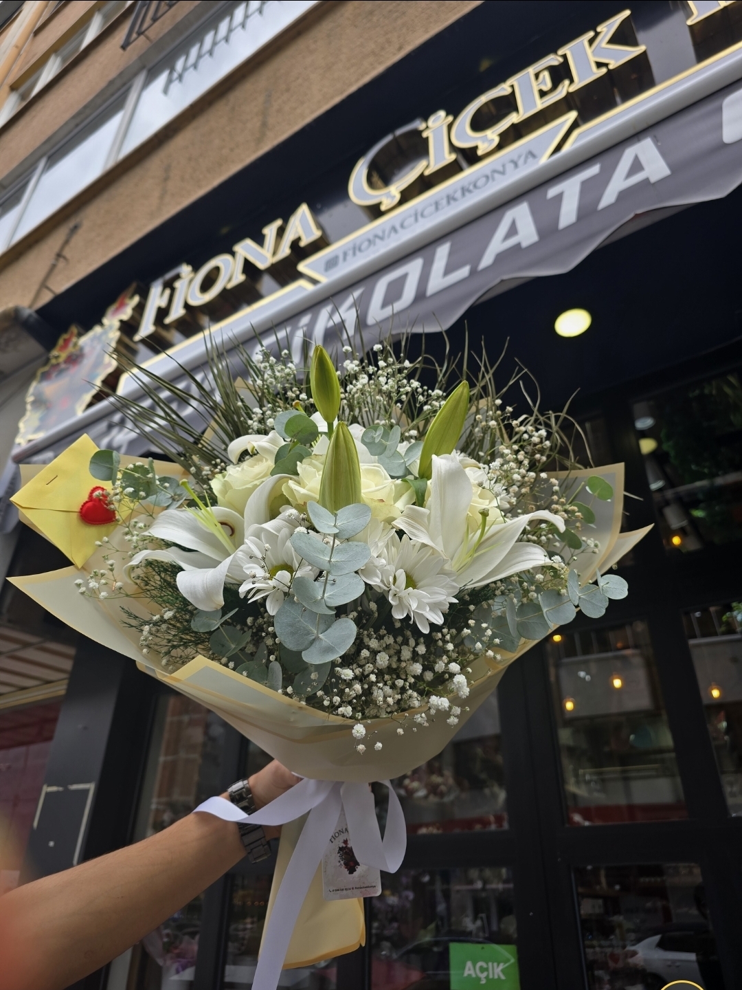 BEYAZLI LİLYUM BUKETİ