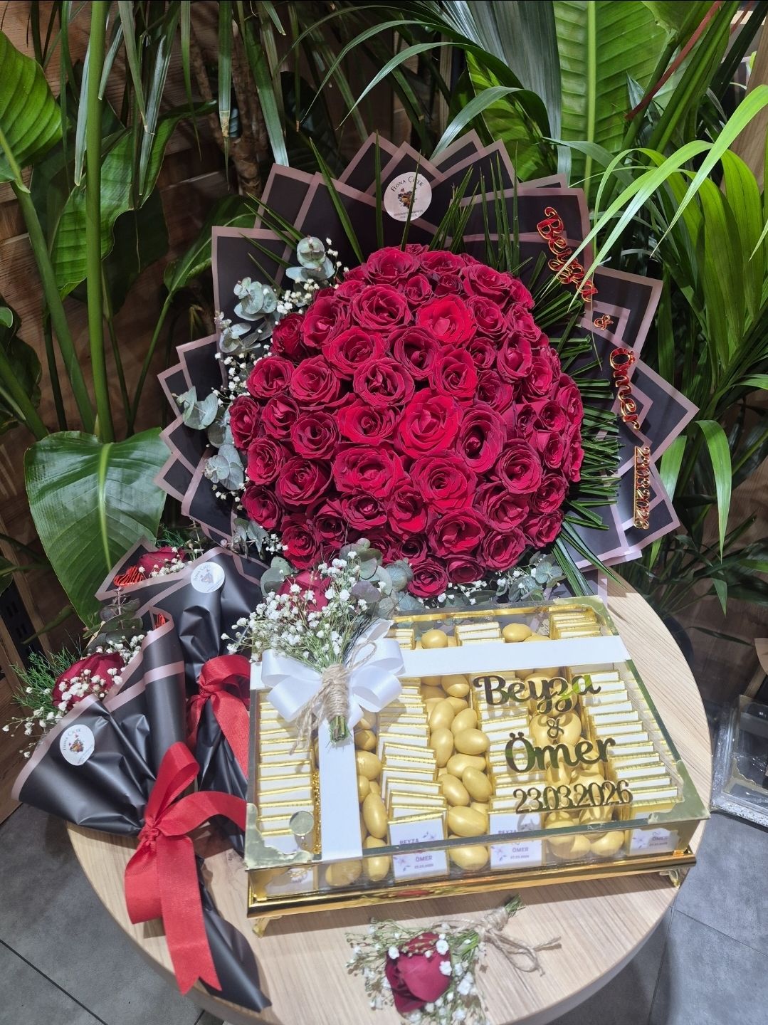 61 AD. XXL KIRMIZI GÜL PAKETİ