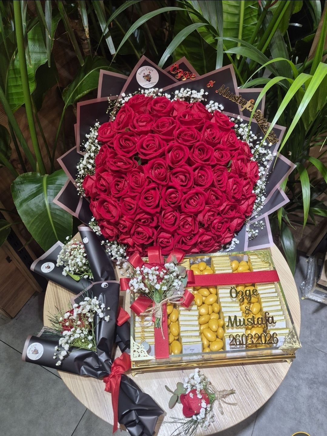 61 AD. YAPAY KIRMIZI GÜL PAKETİ