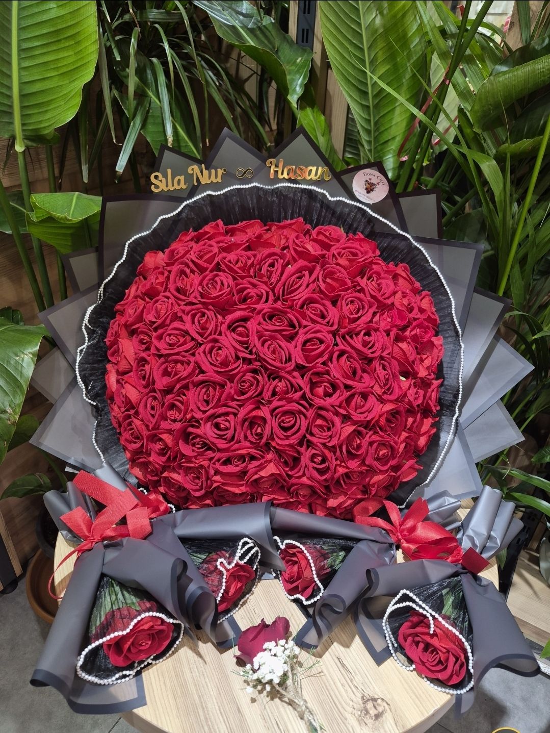 101 AD. YAPAY KADİFE KIRMIZI GÜL BUKETİ