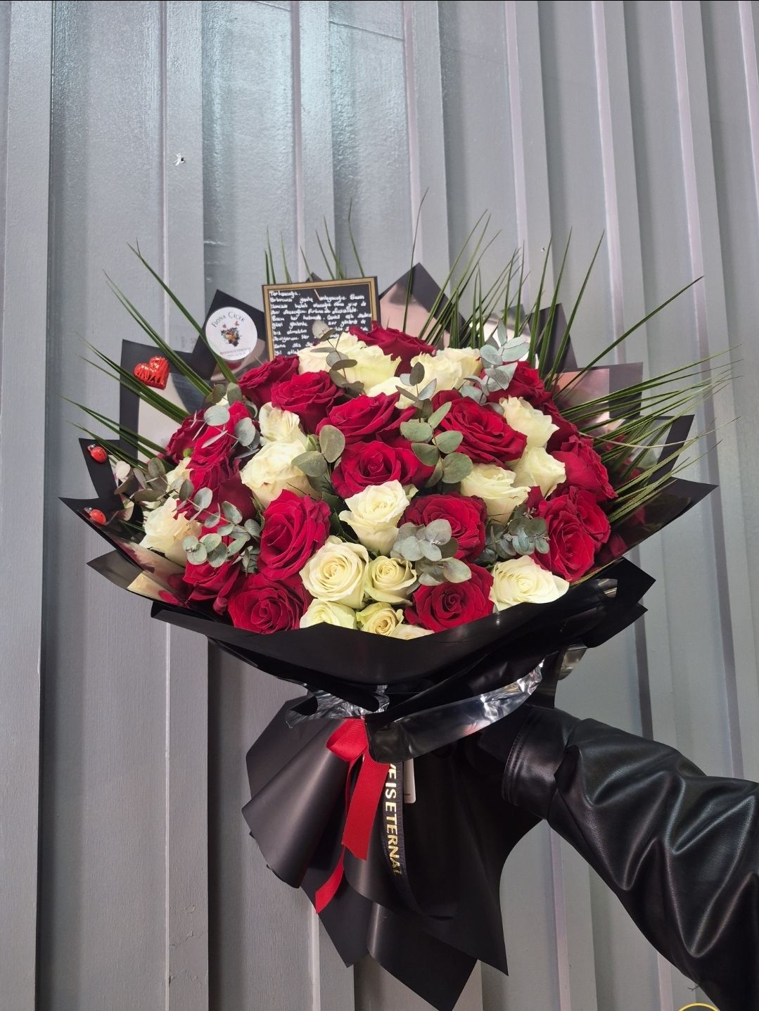 41. AD. KIRMIZI VE BEYAZ GÜL BUKETİ 1