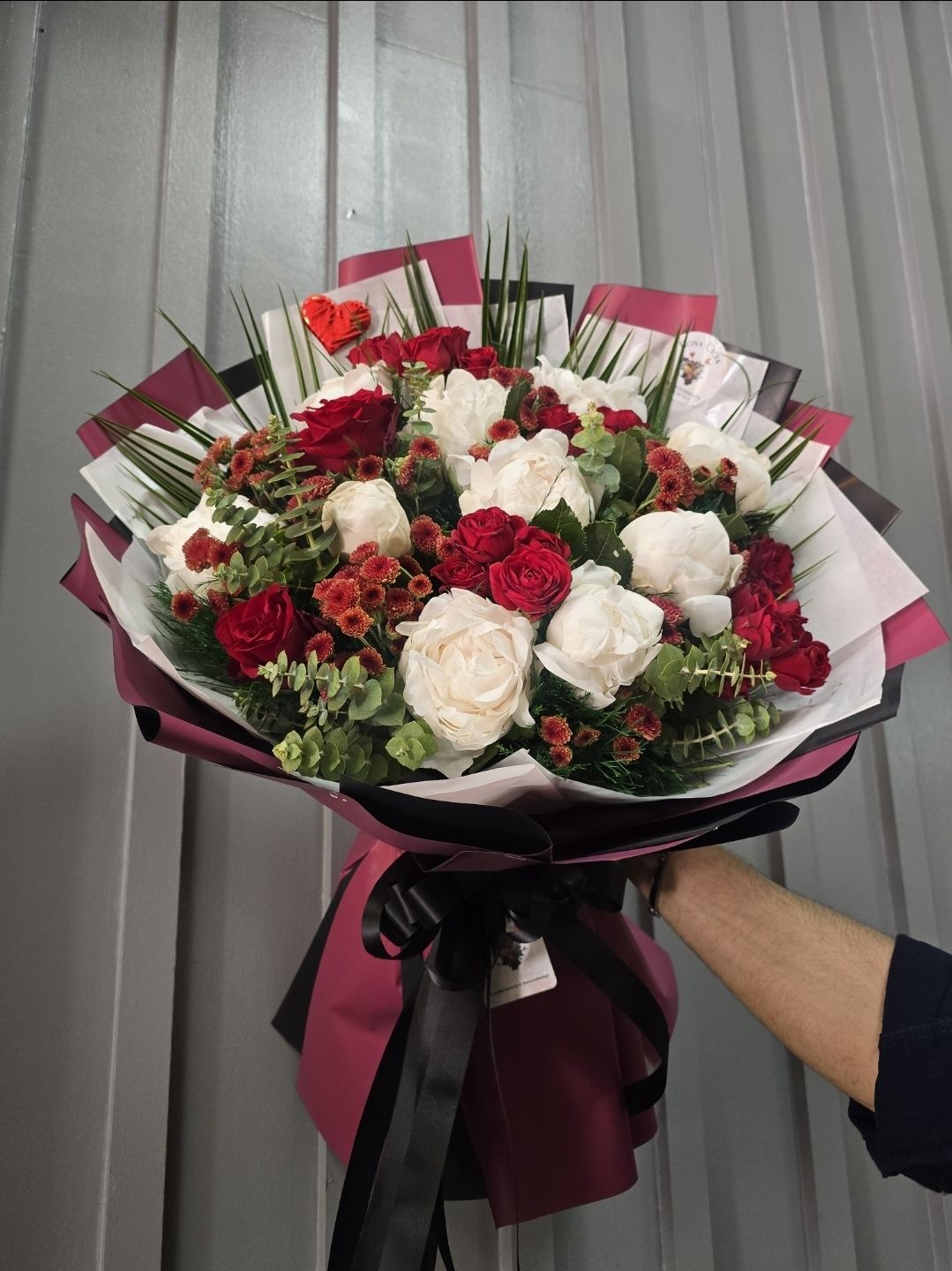 10 AD. BEYAZ ŞAKAYIK KIRMIZ GÜL BUKETİ